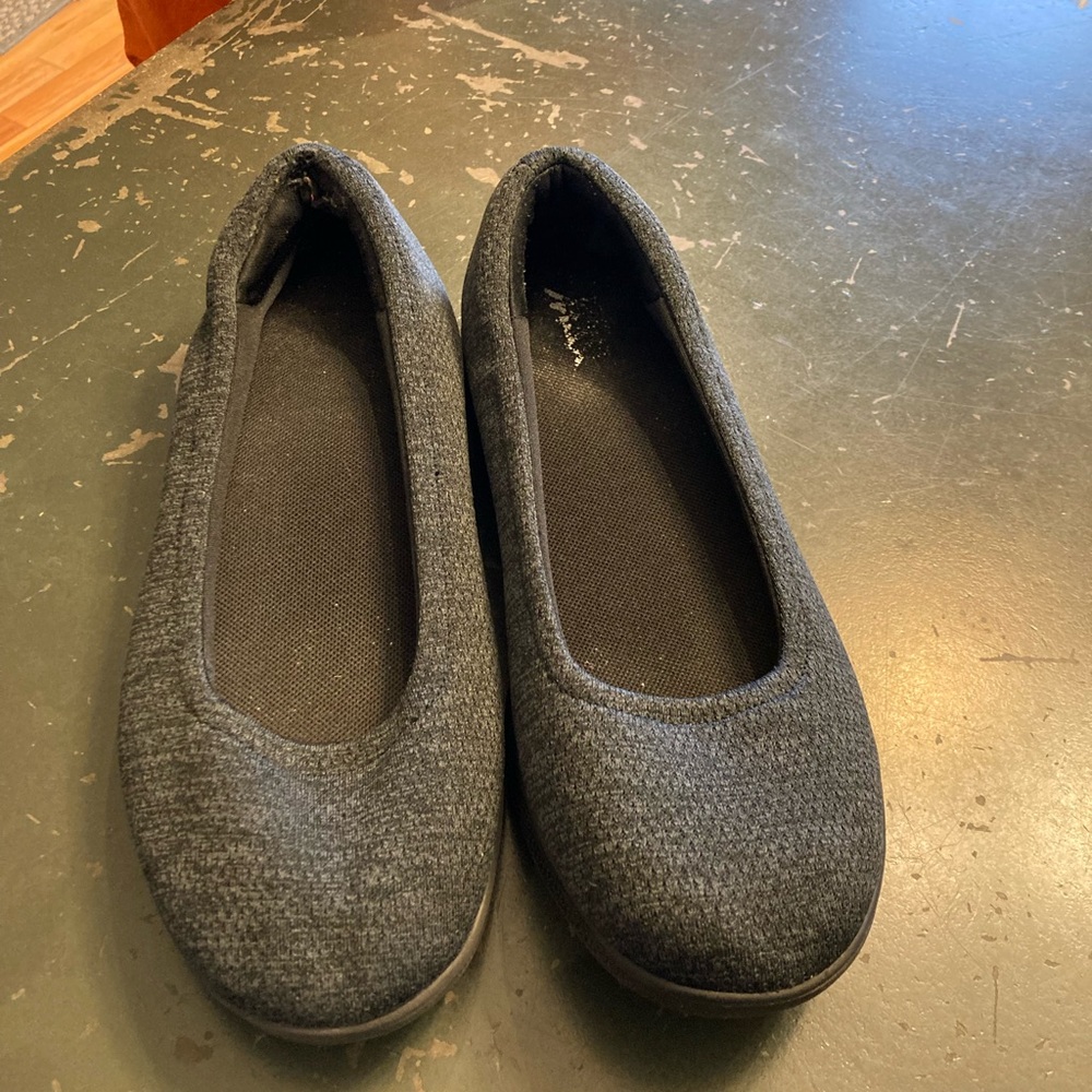 Skechers 8.5 black slides